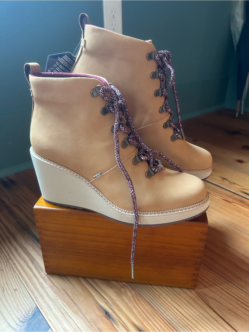 TOMS Melrose Wedge Boots in Tan Water Resistant Leather Women’s Size 10 (NWT)